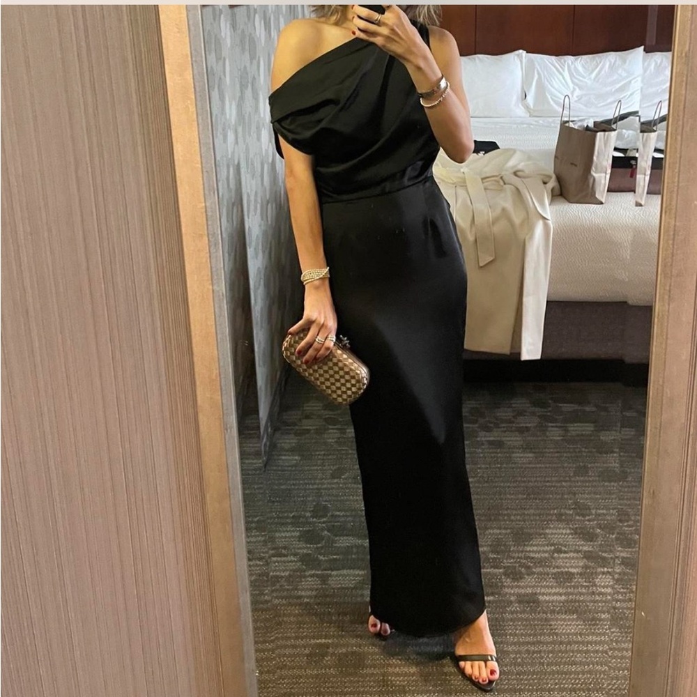 Elegant One-Shoulder Black Evening Gown